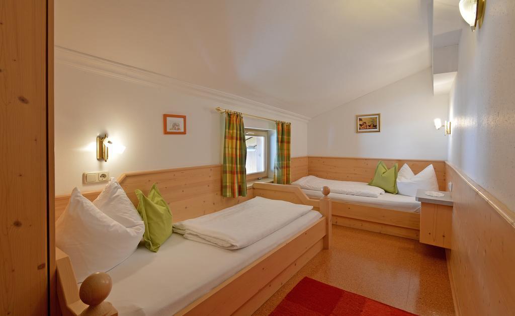 Villa Hüttschmiedhof Kössen Zimmer foto